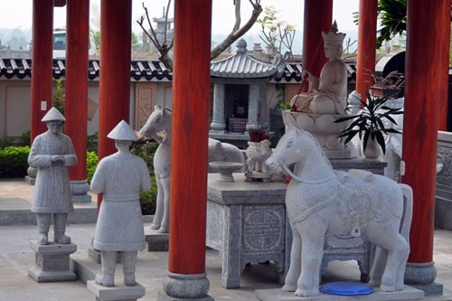 Một khu mộ được xây theo lối kiến trúc cổ Á Đông. Người và ngựa đá giống như lăng tẩm vua chúa ở Huế.